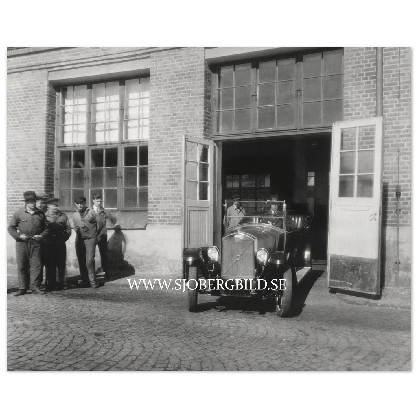 Första Volvo-bilen lämnar fabriken 1927 - Poster på matt papper i museikvalitet