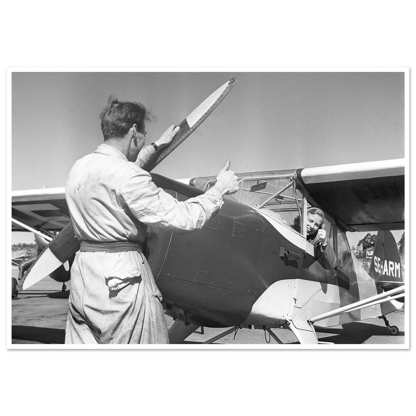 Pilot Kvinna Tummen upp Flygplan nostalgi historiska bilder gamla bilder som affischer och postrar